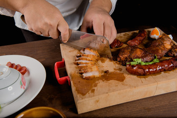 Crispy pork, The man’s hand is cutting crispy pork belly on the cutting board
