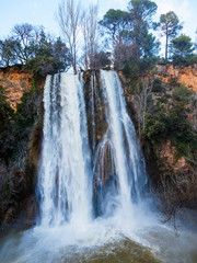 Provence verte. Haute cascade de Sillans vue depuis le belvédère, site touristique sur la commune de Sillans-la-cascade le long de la Bresque, département du Var