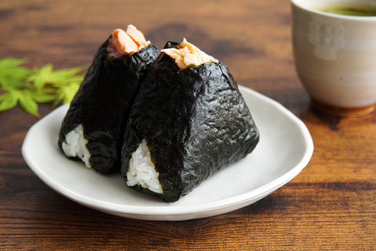 鮭おにぎり のストック写真 ロイヤリティフリーの画像 ベクター イラスト Adobe Stock