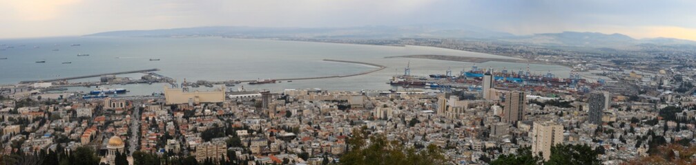 Obraz premium Panoramic view of the city of Haifa, Israel. The downtown area and the port of Haifa.