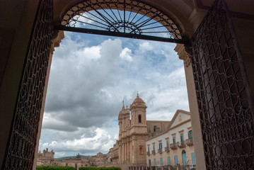 Blick auf die Kathedrale von Noto auf italienischer Insel Sizilien