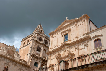 Obraz premium Dunkle Regenwolken über alten Gebäuden aus Sandstein in Noto, Sizilien