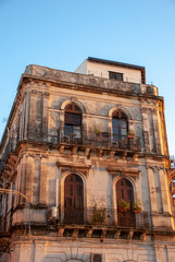 Naklejka premium Fassade eines alten städtischen Hauses in Agrigento, Sizilien - Italien