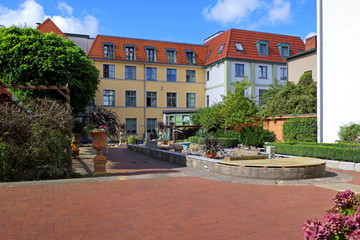Platz mit Brunnen in Barth am Bodden - obrazy, fototapety, plakaty