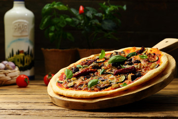 Pizza vegetariana su sfondo rustico