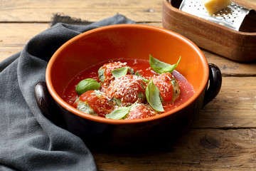 pasta  gnocchi con ricotta e spinaci  in salsa di pomodoro 