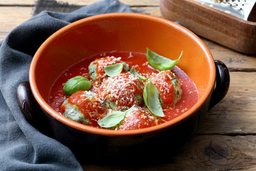 pasta  gnocchi con ricotta e spinaci  in salsa di pomodoro 