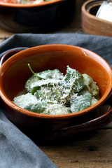 pasta  gnocchi con ricotta e spinaci  in salsa di pomodoro 
