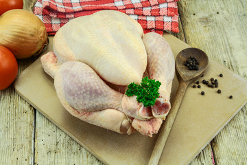 poulet entier cru sur une table