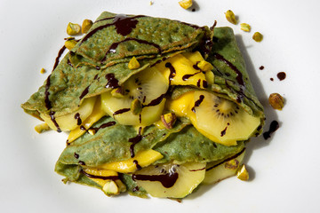 Crepes with mango and kiwi
