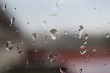 gotas de lluvia sobre el cristal