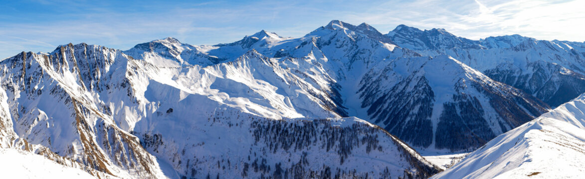 Panorama des Tuxer Hauptkammes mit dem h&ouml;chsten Berg, dem Olperer im Winter
