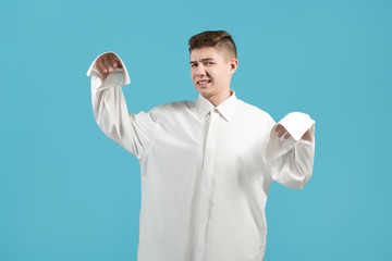 guy shows that his white shirt is too big for him