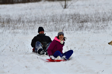 Parents with children to glide on the snow and enjoy themselves