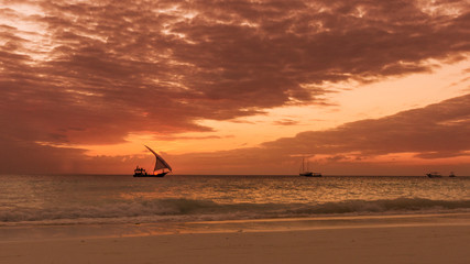 Sansibar sonnenuntergang im Afrika mit Boot im Hintergrund