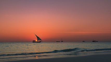 Fototapeta premium Sonnenuntergang am Strand in Sansibar Afrika Equator