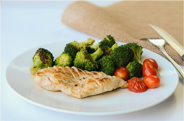 clost up grilled chicken in different vegetables.