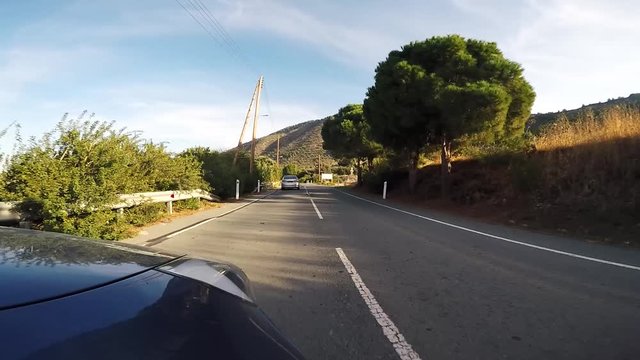Samochód jadący po drodze asfaltowej na śródziemnomorskiej wyspie