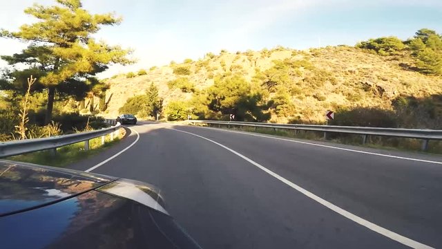 Timelapse samoch&oacute;d jadący po drodze asfaltowej wzdłuż morza Śr&oacute;dziemnego na wyspie Cypr