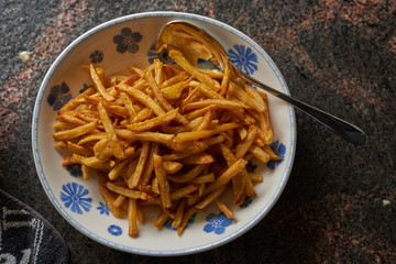 handgemachte Pommes Frittes in Keramikschüssel