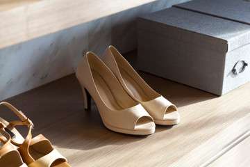 Obraz na płótnie Canvas woman hight heel shoe in a shelf with boxes.