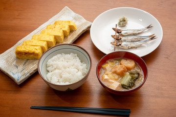 健康的な和食（ご飯、麩と豆腐と青菜の味噌汁、だし巻き卵、めざし、わさび漬け）