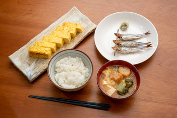 健康的な和食（ご飯、麩と豆腐と青菜の味噌汁、だし巻き卵、めざし、わさび漬け）