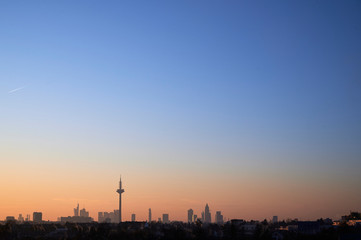 Skyline der Stadt Frankfurt bei winterlichem Sonnenaufgang vom Mertonviertel aus gesehen