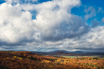 Blick im Herbst auf die Gleichberge in Thüringen Deutschland 