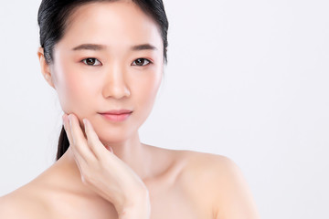 Obraz na płótnie Canvas Portrait beautiful young asian woman clean fresh bare skin concept. Asian girl beauty face skincare and health wellness, Facial treatment, Perfect skin, Natural make up, on white background