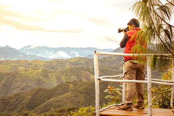 Fotógrafo tomando el increíble paisaje de montaña 