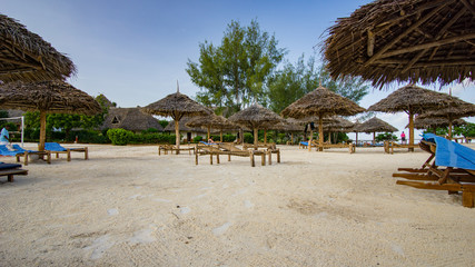 Liegen am Strand Hotelanlage Sansibar