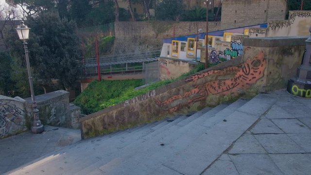 N&aacute;poles. Funicular de Montesanto descendiendo. Campania, Italia, Europa. 