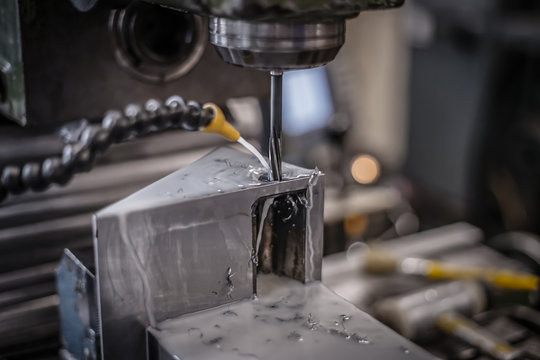Industrielle Fertigung eines Bauteil aus Stahl / Bauteil wird mit K&uuml;hlmittel und einer K&uuml;hlemulsion geschmiert