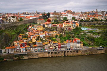 Fototapeta na wymiar vista panoramica della città di Porto in Portogallo, sulle rive del fiume Douro, noto per i suoi grandi ponti e la produzione del vino Porto