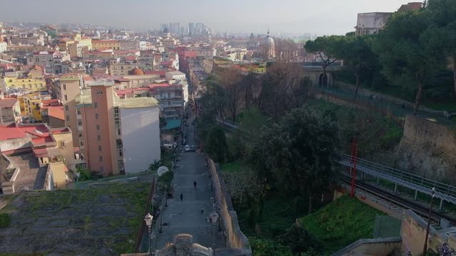 N&aacute;poles. Panor&aacute;mica de la ciudad y Funicular de Montesanto ascendiendo. Campania, Italia, Europa.