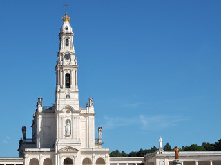 Obraz premium Cathedral of Fatima in Portugal near Lisboa with blue sky