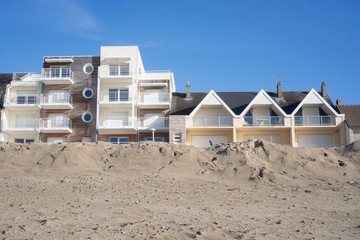France. Picardie. immeubles construits au bord d'une plage de sable. buildings built on the edge of a sandy beach.