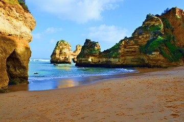 paesaggio naturale della bellissima spiaggia di Praia do Camilo, una baia sabbiosa incastonata tra scogliere frastagliate, a Lagos nella regione dell'Algarve, Portogallo