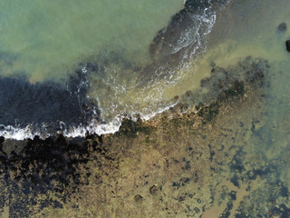 Obraz premium Plage, rochers et vagues vue du ciel