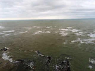 Plage, rochers et vagues vue du ciel