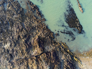 Plage, rochers et vagues vue du ciel