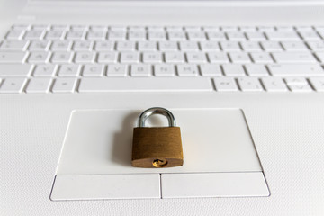Cyber-Kriminalität und Cyber-Angriffe mit Verschlüsselungstrojanern durch Schutzmechanismen und...