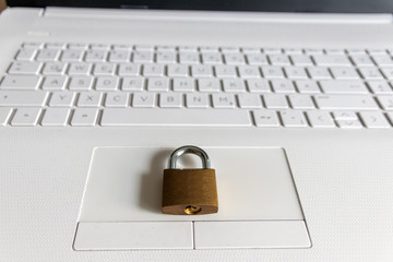 Cyber-Kriminalität und Cyber-Angriffe mit Verschlüsselungstrojanern durch Schutzmechanismen und...