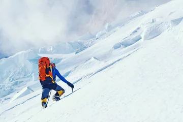 Crédence de cuisine en verre imprimé Everest Le grimpeur atteint le sommet du sommet de la montagne en profitant de la vue sur le paysage. Everest, Népal