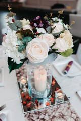 Milieu de table en fleur, bouquet de fleur décoratif, déco mariage