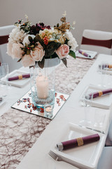 Milieu de table en fleur, bouquet de fleur décoratif, déco mariage