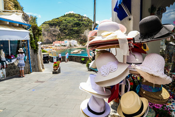 Caminando por las calles de una isla y descubriendo tiendas turísticas