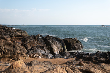 El mar golpeando  la costa 