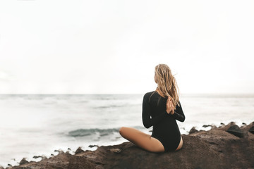 Fototapeta na wymiar woman doing yoga on the beach